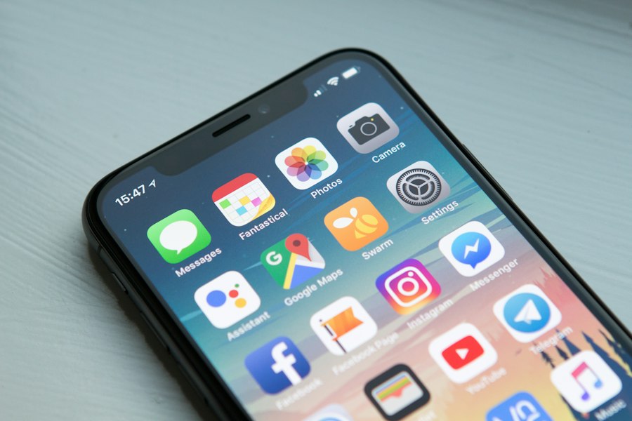 Motorista utilizando WhatsApp no smartphone para aprovar orçamento automotivo