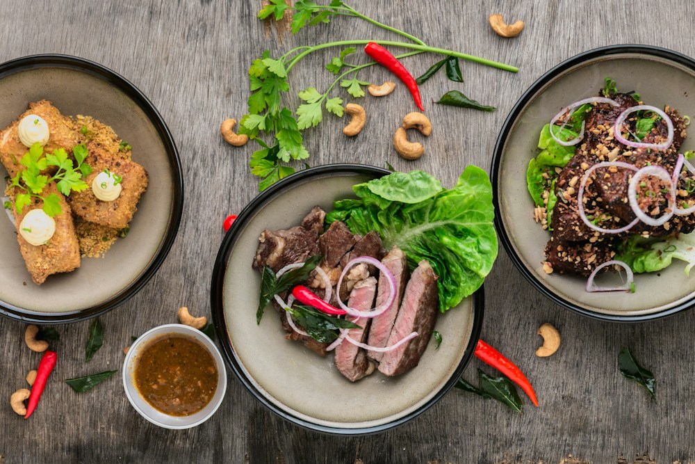 Pratos gastronômicos saborosos ilustrando cardápio digital de alta conversão para delivery direto