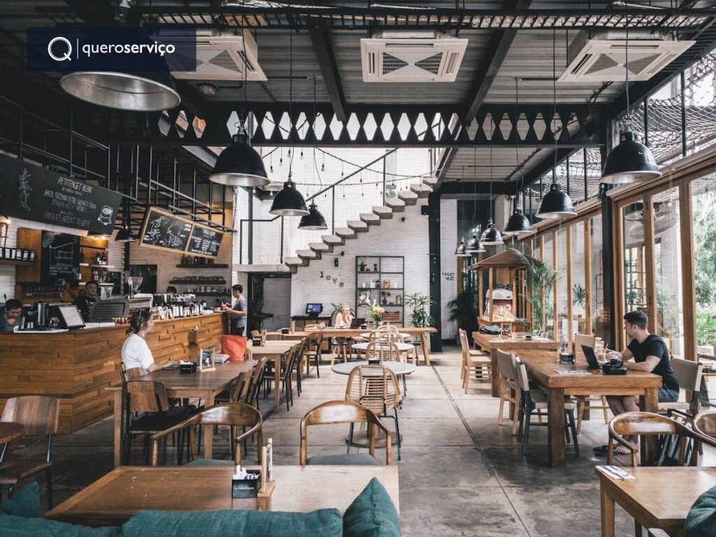 Restaurante moderno integrando central de pedidos e cardápio digital autônomo no WhatsApp