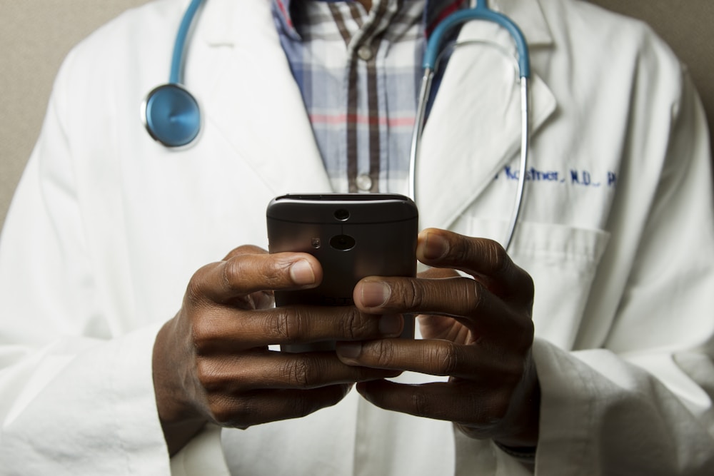 Médico dedicando atenção integral ao paciente em consultório sem distrações operacionais