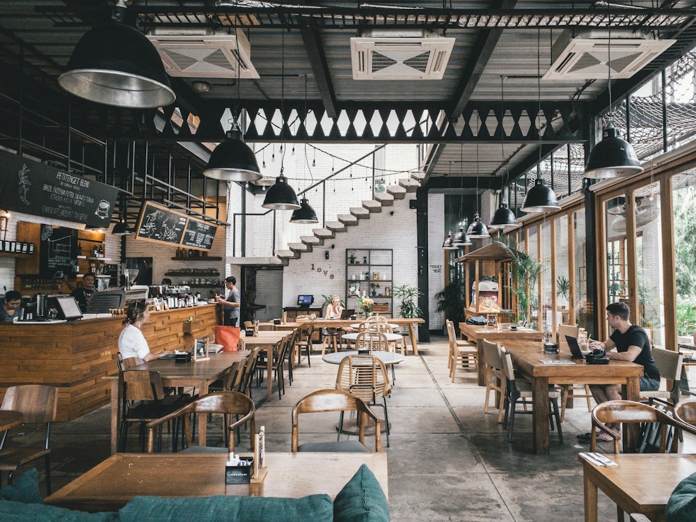 A Arquitetura do Delivery Direto: Como Restaurantes Eliminam Taxas de 27% e Blindam o Caixa no WhatsApp na Hora do Rush