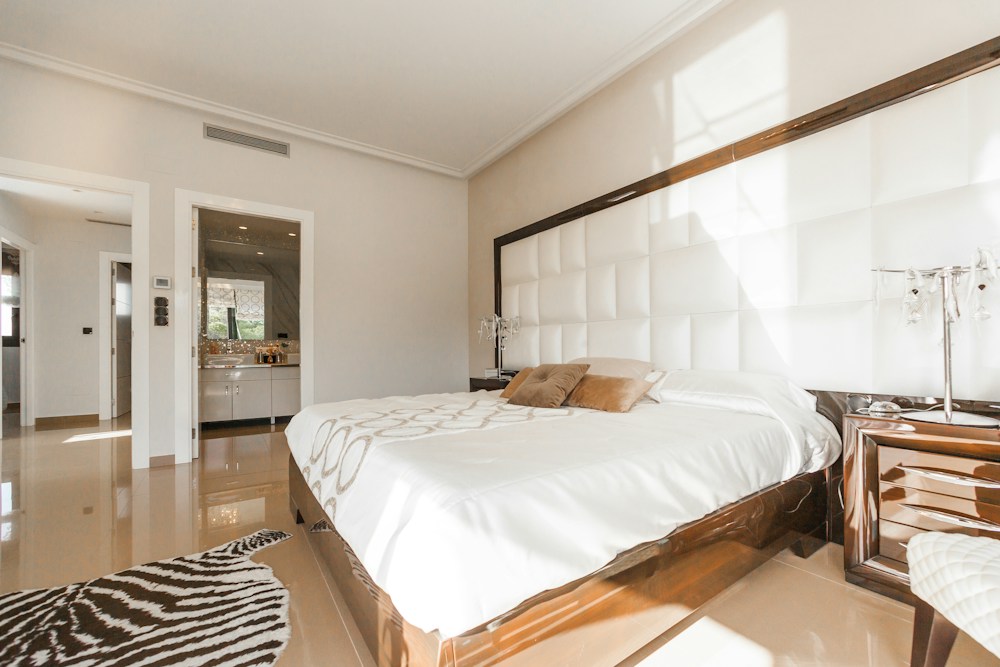 Empreendimento imobiliário contemporâneo com arquitetura moderna e iluminação sofisticada