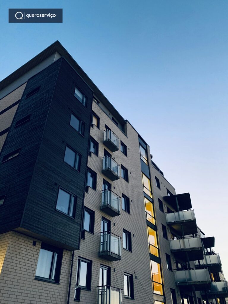 Edifício contemporâneo de alto padrão ilustrando a gestão comercial imobiliária com inteligência artificial e SDR de WhatsApp