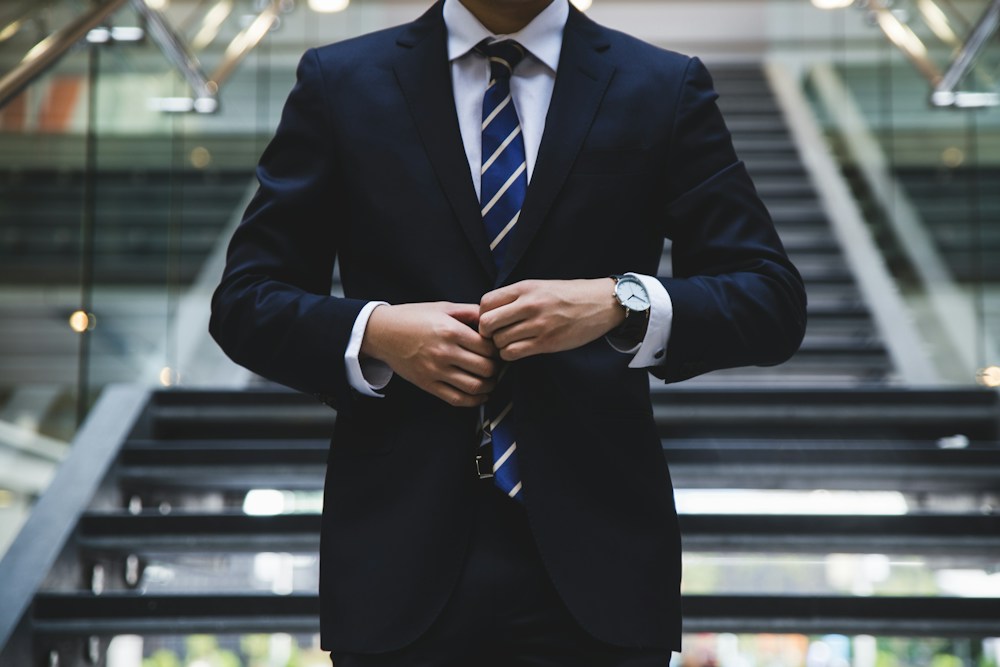 Executivo corporativo tomador de decisão analisando comunicação personalizada no smartphone corporativo