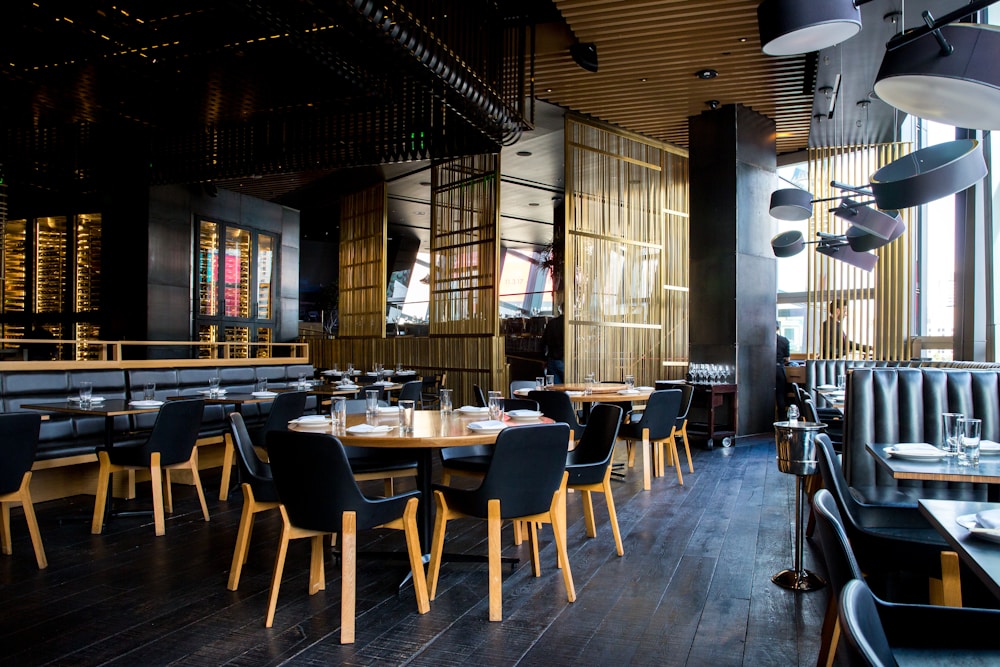 Clientes vivenciando uma experiência gastronômica memorável e fidelização à marca