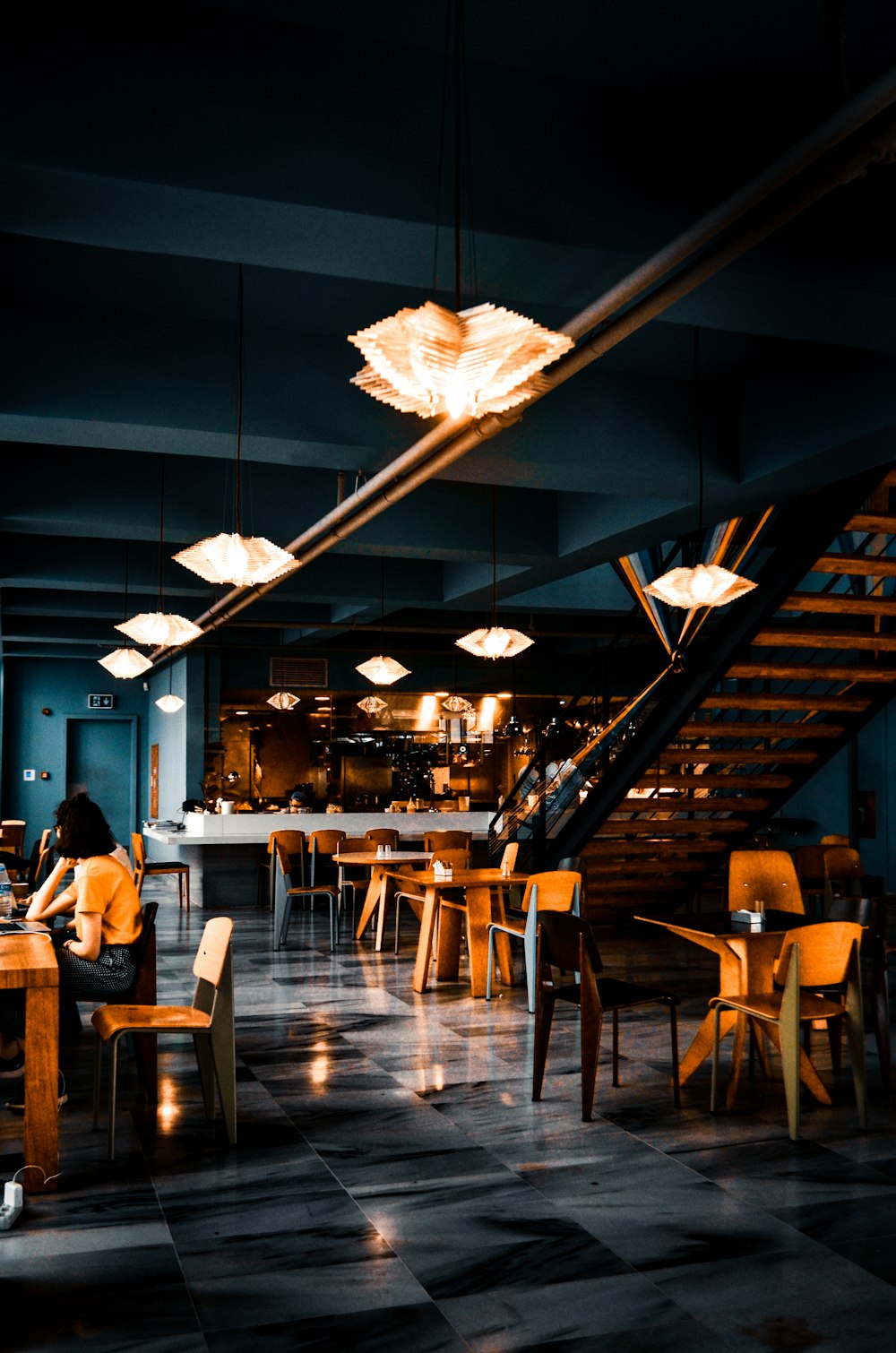 Consumidor satisfeito saboreando refeição gastronômica com experiência impecável