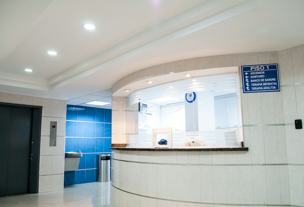 A Arquitetura da Recepção Autônoma: Como Clínicas Médicas Eliminam o No-Show, Erros de Agendamento e Desafogam o WhatsApp com IA