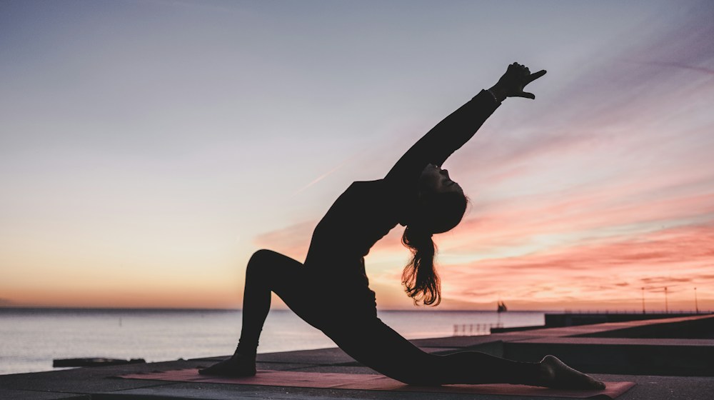 Instrutora conduzindo prática com foco e bem-estar em studio fitness moderno e acolhedor