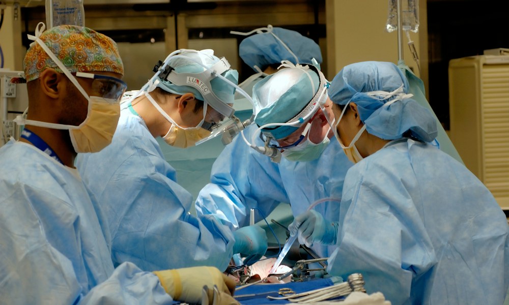 Especialista médico realizando análise clínica e acompanhamento de saúde com segurança e precisão