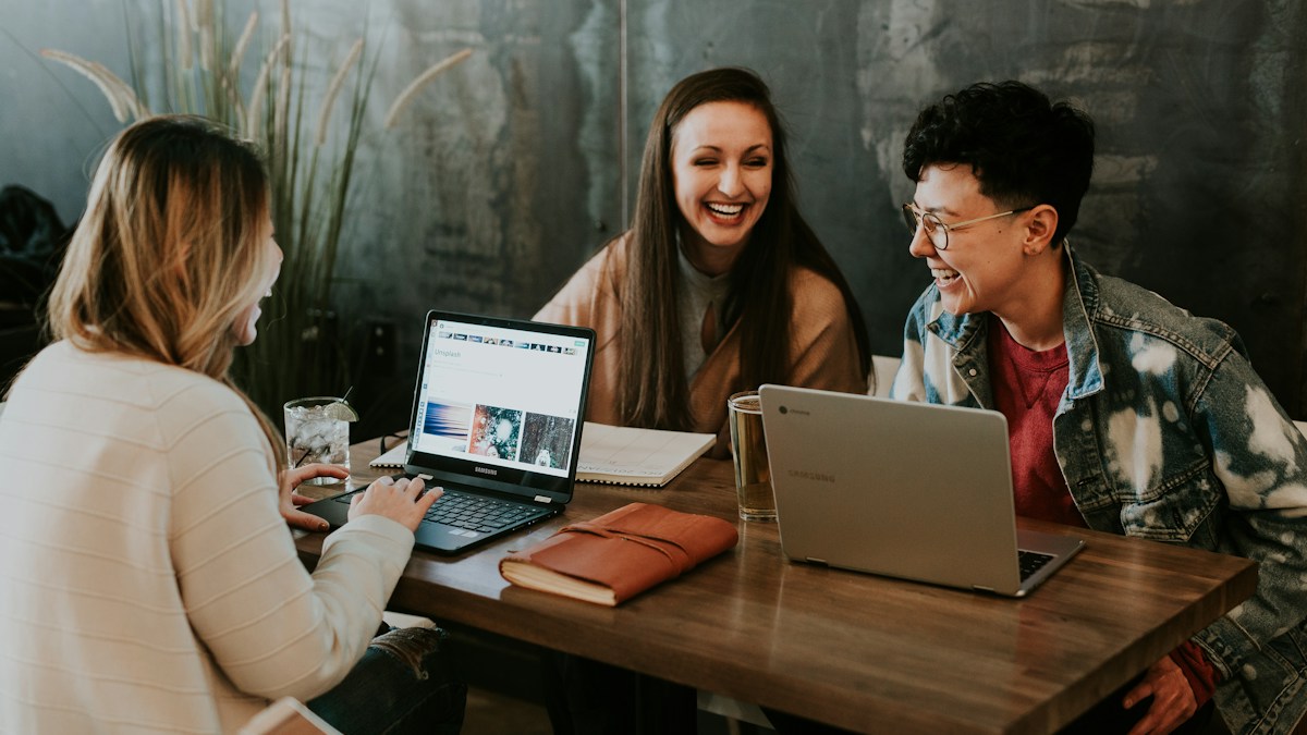 Equipe de closers e executivos de vendas comemorando meta batida após reuniões qualificadas com decisores