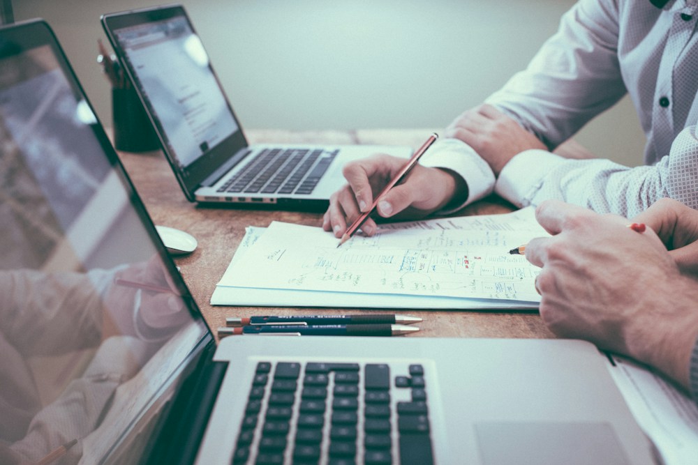 Profissional analisando gráficos de desempenho comercial e conversão de reuniões qualificadas