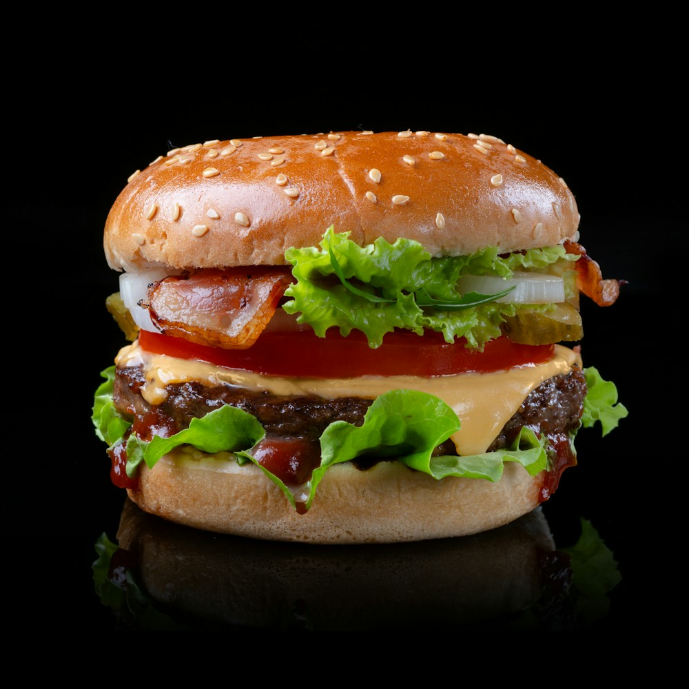 Hambúrguer artesanal gourmet suculento com queijo derretido e batatas crocantes