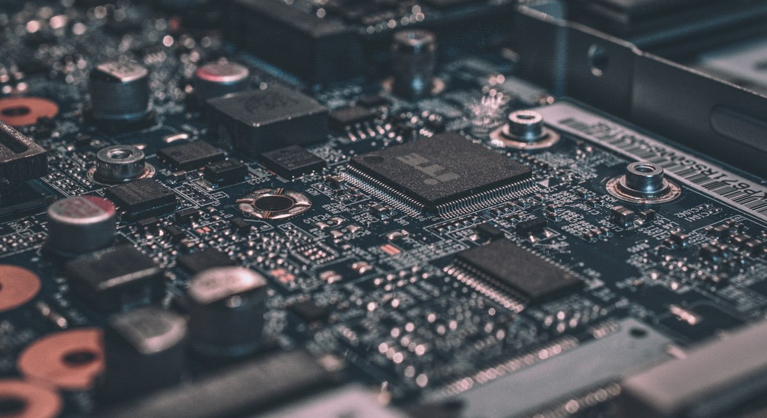 Placa de circuito impresso e microchip de alta tecnologia simbolizando integração nativa de hardware e software