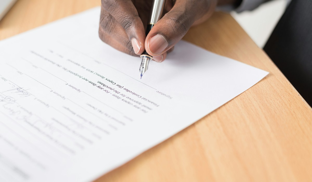 Assinatura formal de escritura e contrato de compra e venda de imóvel após qualificação comercial