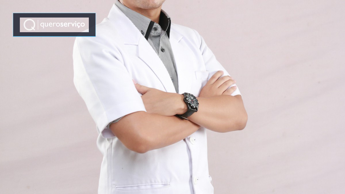 Médica especialista acolhendo paciente com excelência e suporte de prontuário digital