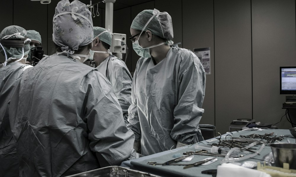 Equipe médica multidisciplinar realizando triagem e alinhamento clínico de alta complexidade