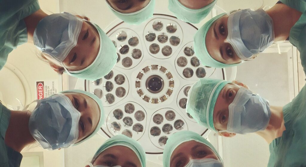 Médico em atendimento presencial humanizado com paciente em consultório moderno