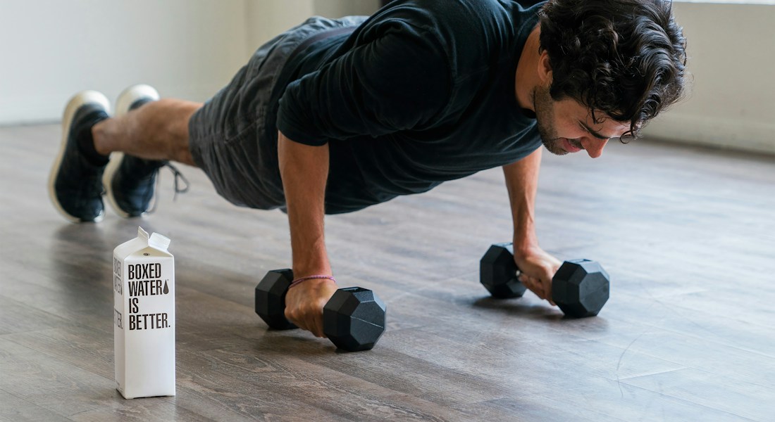 Atleta em momento de concentração segurando kettlebell em centro de treinamento funcional de alta performance