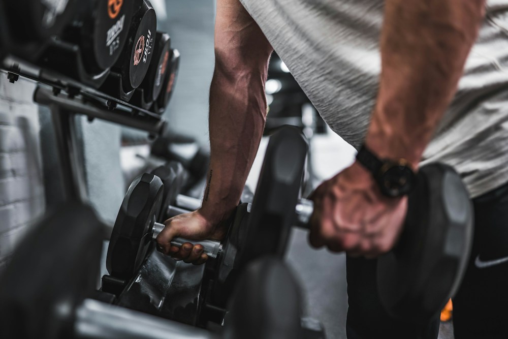 A Arquitetura da Retenção Fitness Autônoma: Como Academias e Studios Estancam o Churn do Segundo Mês, Blindam a Catraca no WhatsApp e Multiplicam o LTV Recorrente