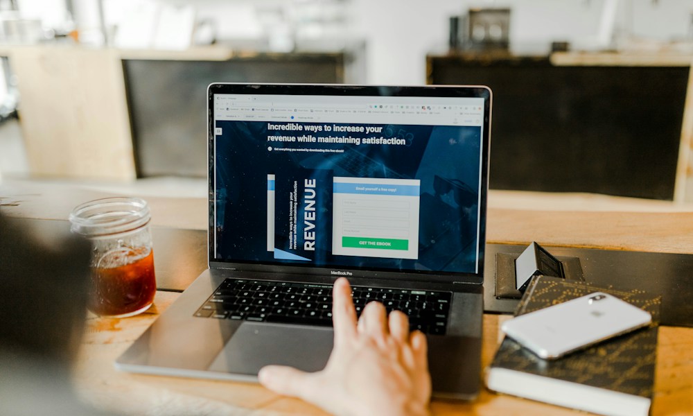 Apresentação comercial B2B entre executivos alinhando detalhes contratuais e proposta técnica