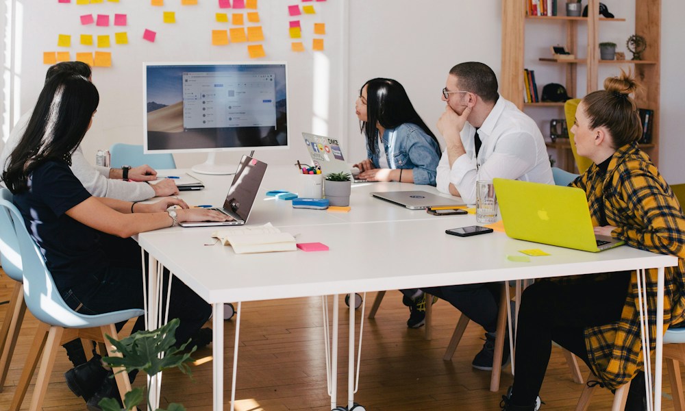Painel analítico de métricas comerciais exibindo taxas de conversão de leads e gráficos de ROI