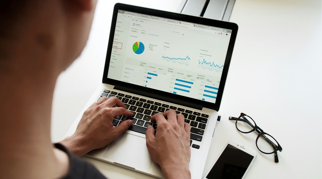 A Arquitetura da Prospecção B2B Autônoma: Como Empresas Eliminam o Desperdício de SDRs, Blindam o Pipeline no WhatsApp e Multiplicam Reuniões Qualificadas com IA
