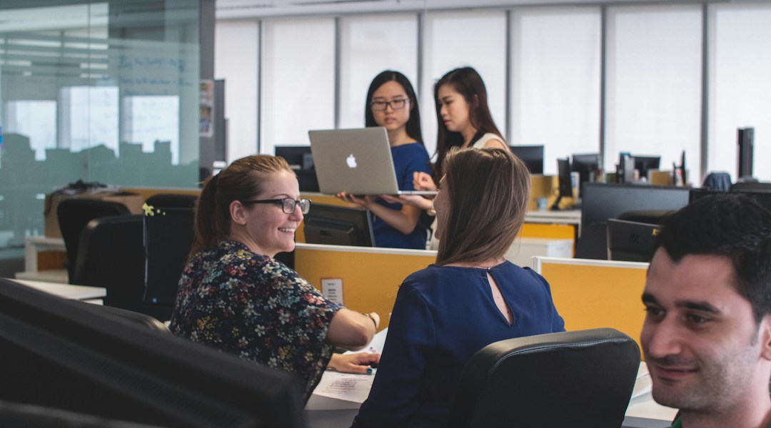 Painel analítico de métricas comerciais exibindo taxas de conversão de leads e gráficos de ROI