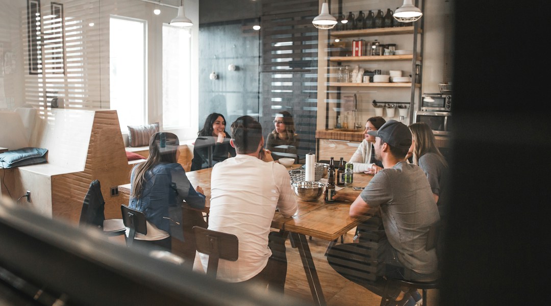 Equipe de closers e executivos de vendas comemorando meta batida após reuniões qualificadas com decisores