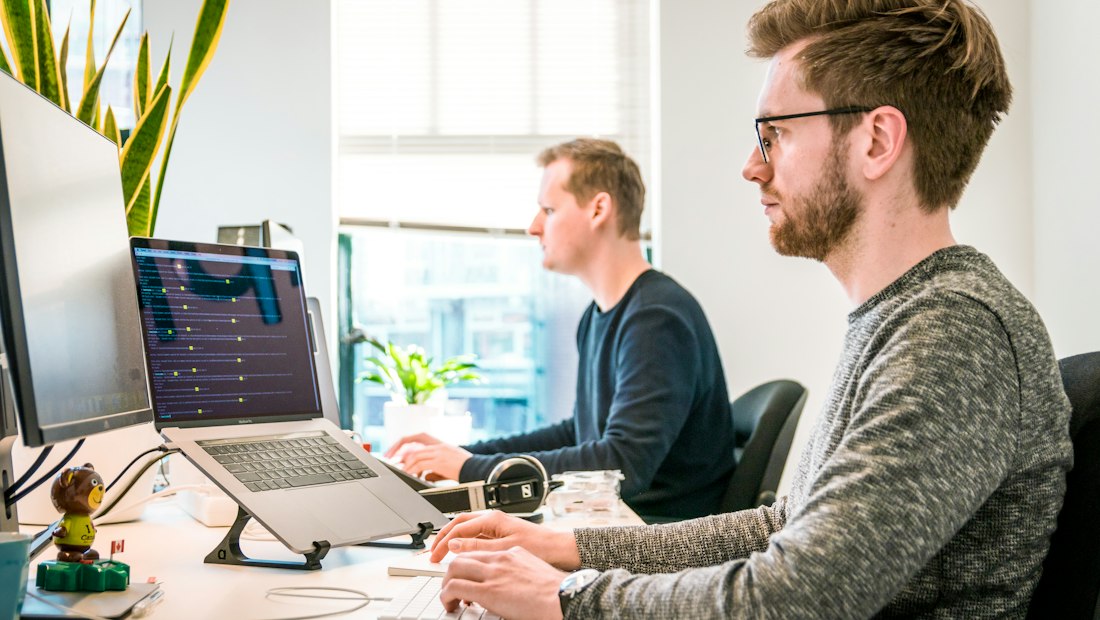 Apresentação comercial B2B entre executivos alinhando detalhes contratuais e proposta técnica