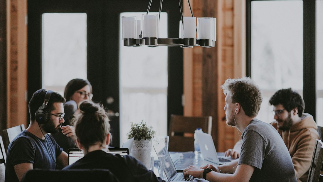 Painel analítico de métricas comerciais exibindo taxas de conversão de leads e gráficos de ROI