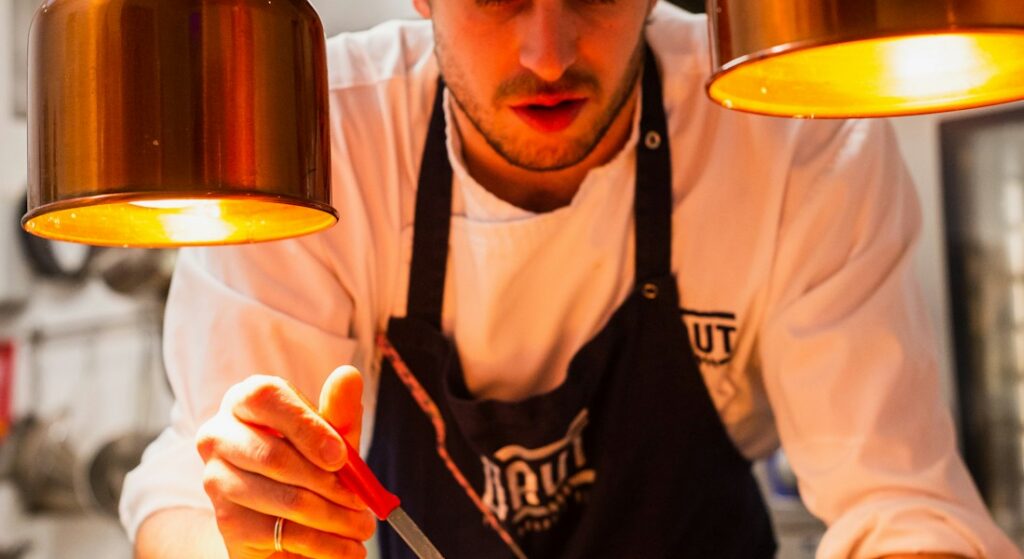 A Arquitetura do Delivery Próprio Autônomo: Como Restaurantes Eliminam Taxas de 27% no WhatsApp, Destravam o Horário de Pico e Blindam a Margem Líquida da Cozinha