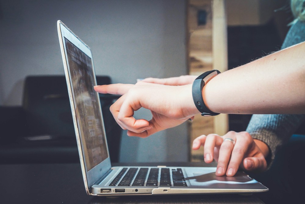 Conectividade digital e comunicação inteligente com tomadores de decisão corporativos