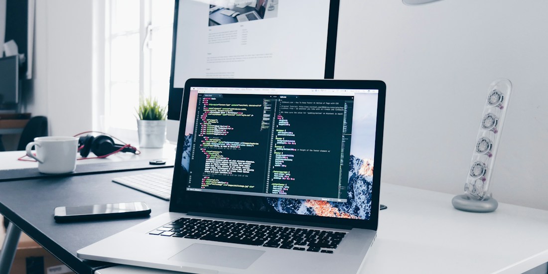 Desenvolvimento de software de alta precisão e conectores de inteligência artificial nativos para empresas