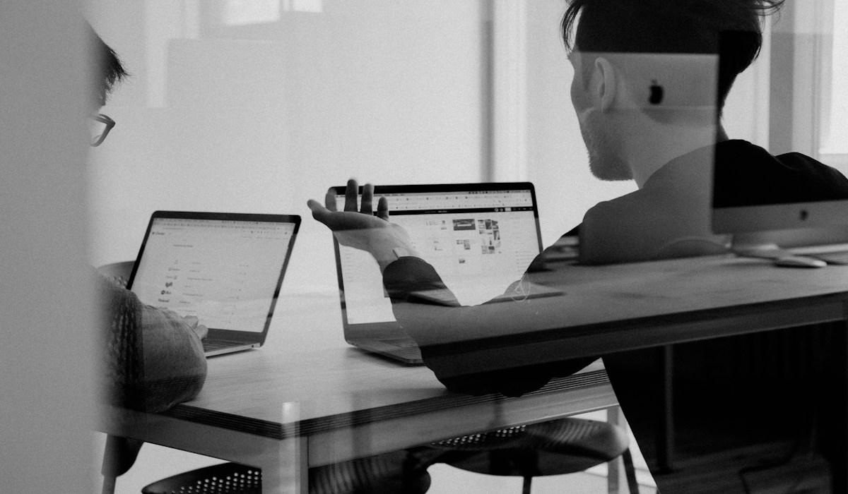 Consultora executiva apresentando framework de processos de vendas e integração de sistemas em tela corporativa