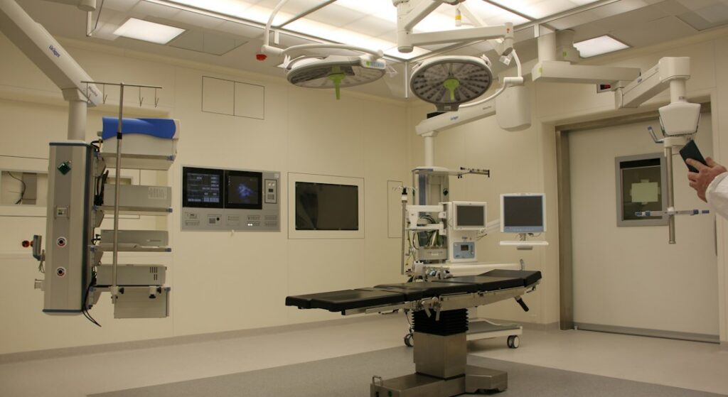 Mesa de consultório médico com prontuário digital estetoscópio e infraestrutura tecnológica moderna