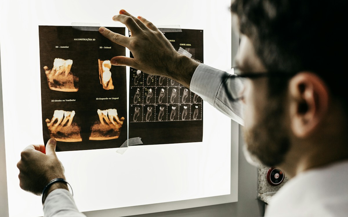 A Soberania da Gestão Clínica: Como Consultórios e Clínicas Eliminam o No-Show em 82%, Desafogam a Recepção no WhatsApp com IA e Blindam a Hora Médica
