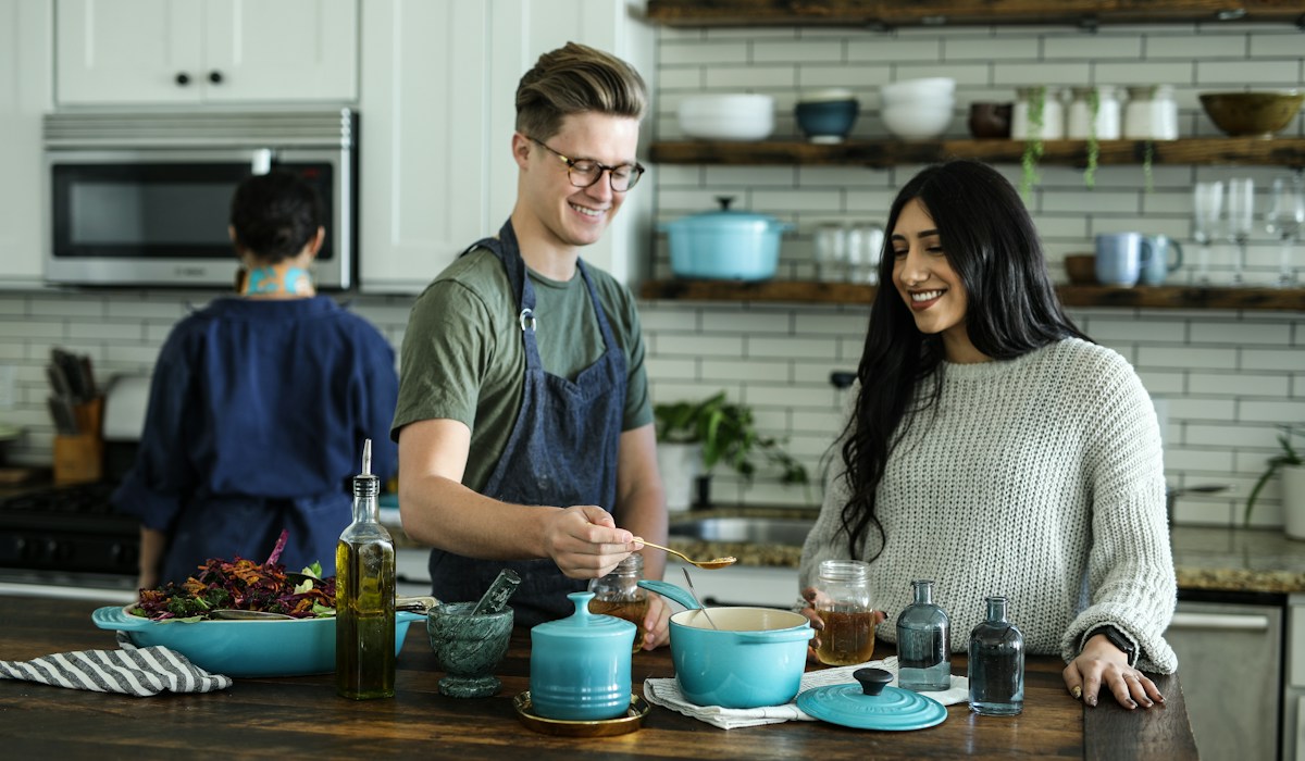 A Esteira do Delivery Direto: Como Restaurantes e Dark Kitchens Eliminam Taxas de 27%, Blindam a Operação no WhatsApp e Multiplicam o Lucro Líquido na Hora do Rush