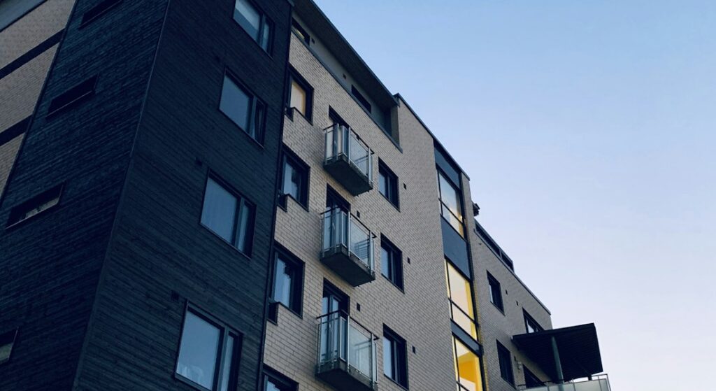 Edifício residencial moderno com fachada contemporânea e varandas privativas
