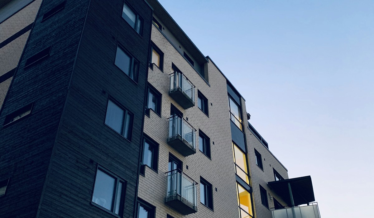 A Esteira da Conversão Imobiliária: Como SDRs de IA no WhatsApp Qualificam Leads Noturnos, Triplicam Visitas Presenciais e Blindam o Tempo dos Corretores