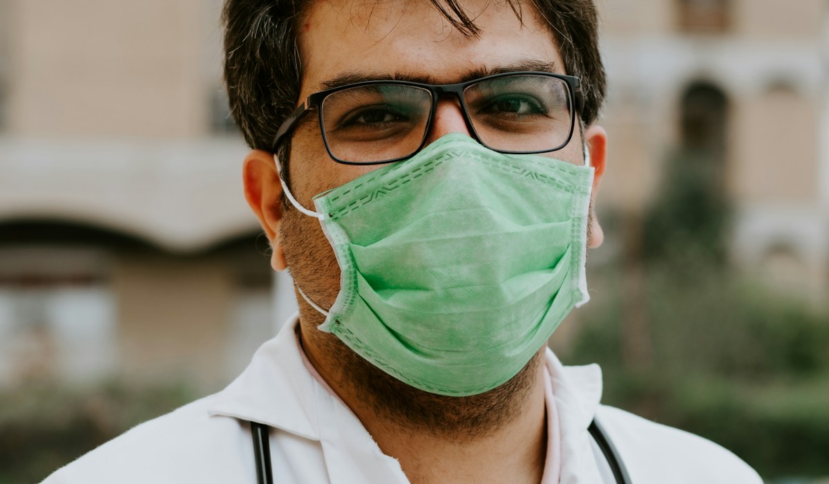 Corpo clínico multidisciplinar alinhando protocolos de excelência no atendimento aos pacientes