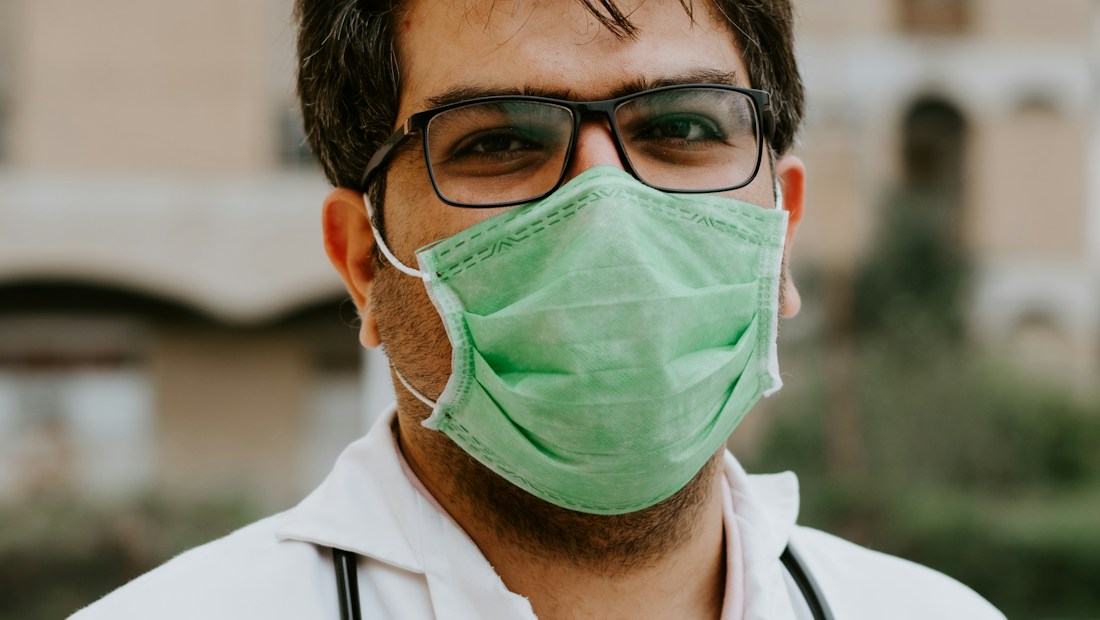 Equipe médica multidisciplinar realizando triagem e alinhamento clínico de alta complexidade