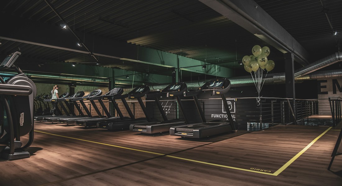 Espaço de treinamento funcional e alta performance evidenciando ambiente profissional e acolhedor para fidelização contínua