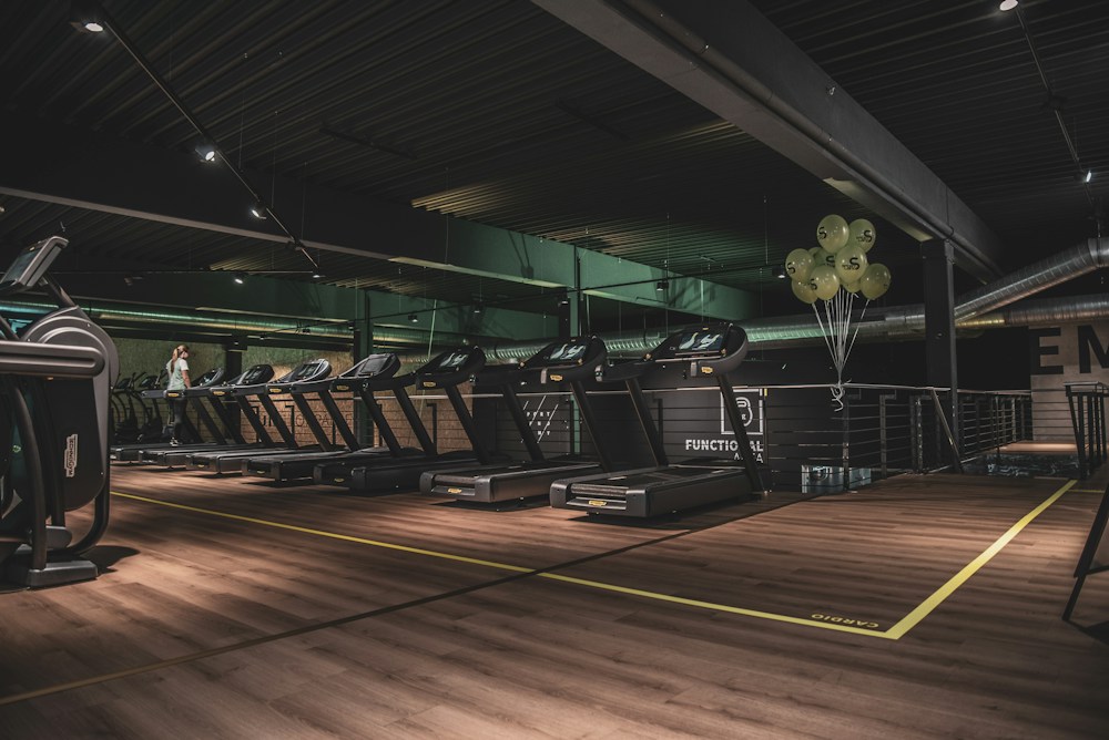 Salão de musculação e aparelhos de ponta em academia premium com layout limpo e moderno