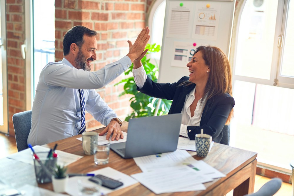 A Arquitetura da Prospecção B2B Autônoma: Como SDRs de IA Eliminam a Digitação de CRM, Blindam Cadências de Follow-Up e Entregam Reuniões Qualificadas aos Closers