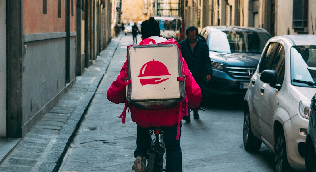Embalagens e expedição de pedidos delivery prontas para despacho rápido e seguro
