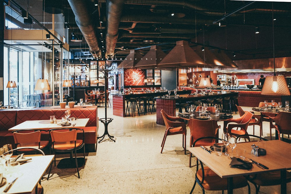 Apresentação refinada de prato gastronômico destacando o padrão culinário do restaurante