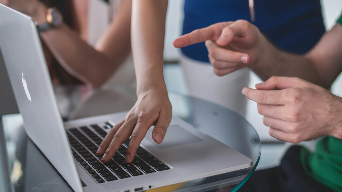 Equipe de gestão corporativa supervisionando squads autônomos de inteligência artificial em operação contínua