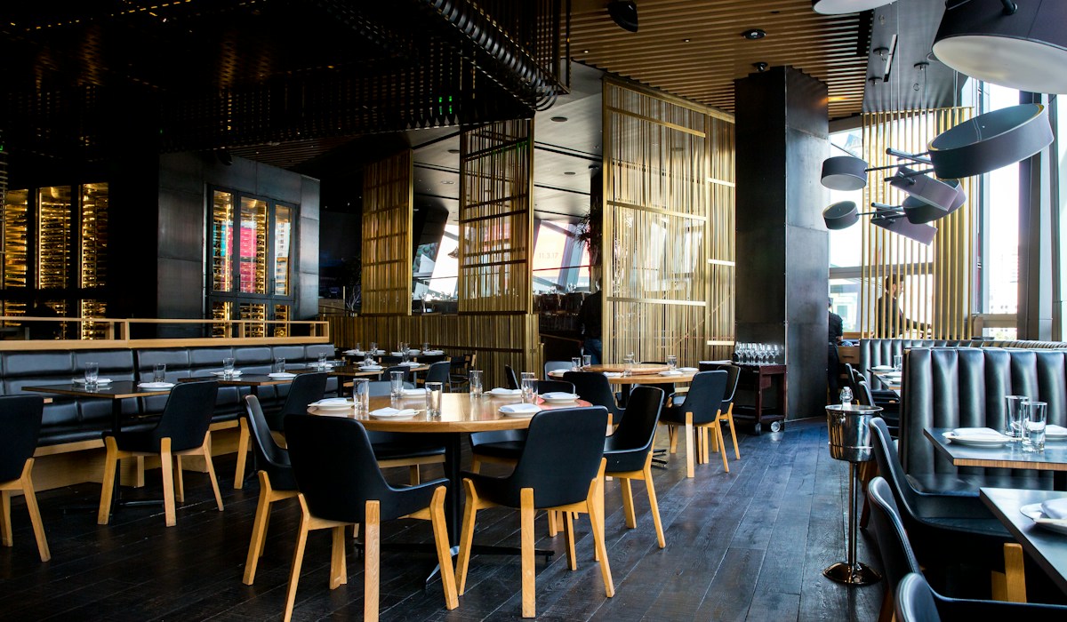 Ambiente acolhedor de restaurante com luz quente representando a retenção e relacionamento de longo prazo com o cliente