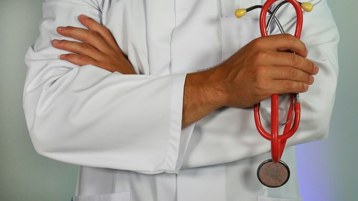 Corredor e salas de atendimento em clínica moderna com fluxo padronizado de pacientes e alta produtividade por consultório