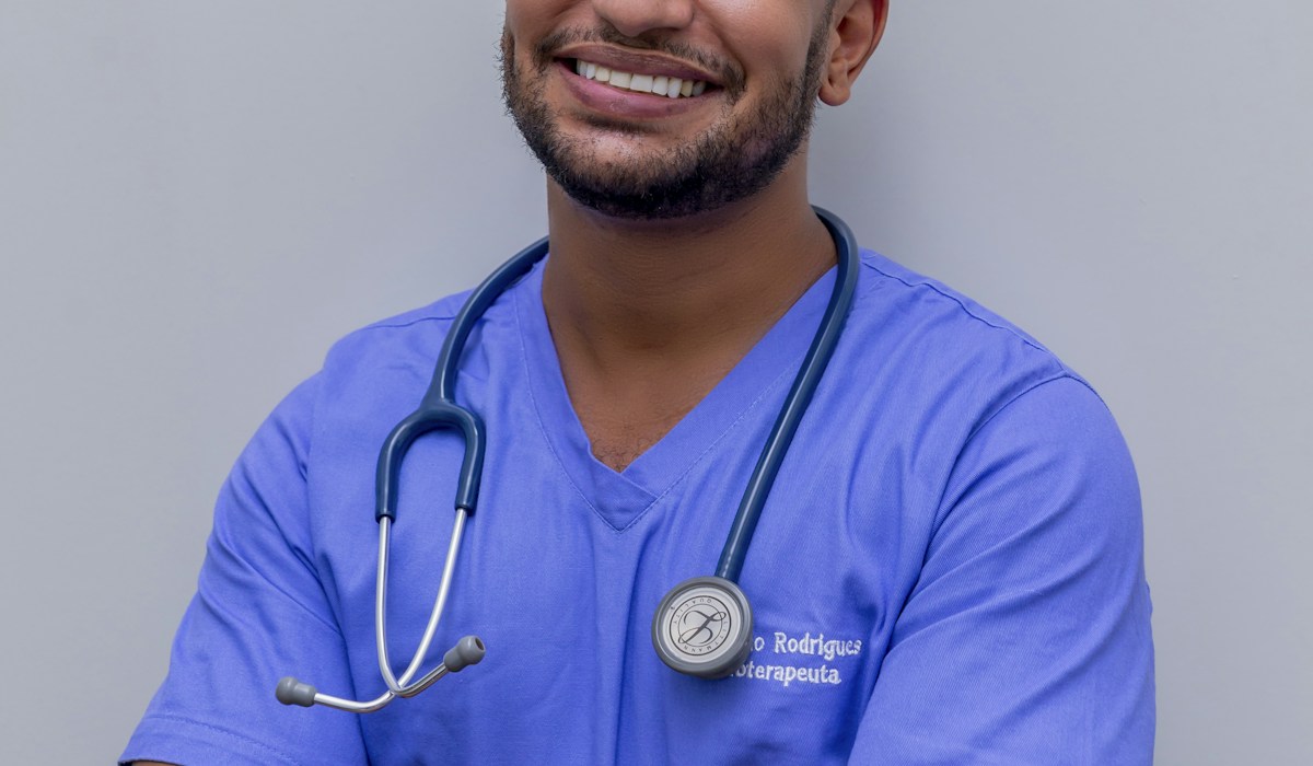 Médico operando sistema integrado de prontuário digital e confirmação inteligente de consultas